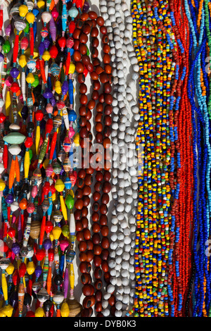 Perles d'Afrique colorée sur l'écran. L'artisanat Banque D'Images