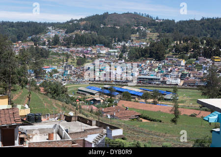 Scène de rue indienne. Hyderabad Road, Udhagamandalam (Ooty ), Tamil Nadu, Inde Banque D'Images