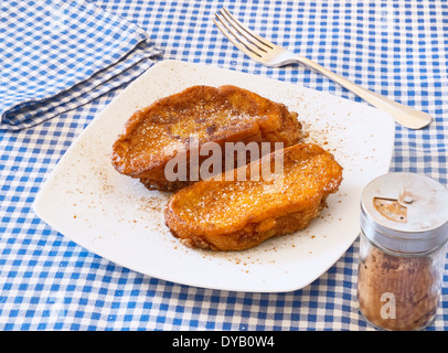 Torrijas, doux espagnol typique dans le carême et la Semaine Sainte de Pâques ou sur une plaque blanche. Banque D'Images