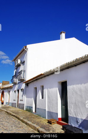 Old street dans le sud du Portugal. Banque D'Images