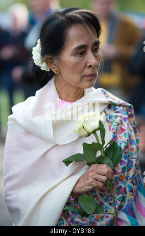 Berlin, Allemagne. Apr 12, 2014. La Lauréate du Prix Nobel de la paix Birmane Aung San Suu Kyi visite le secteur du site Mémorial du Mur de Berlin à Berlin, Allemagne, 12 avril 2014. Photo : Bernd von Jutrczenka/dpa/Alamy Live News Banque D'Images