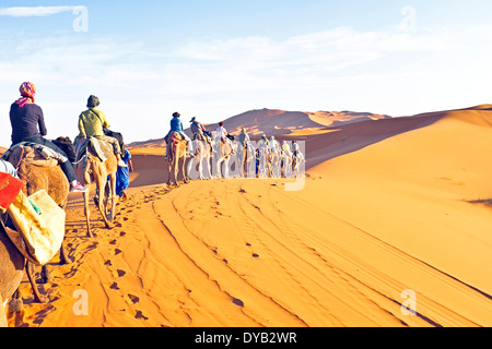 Caravanes de chameaux traversant les dunes de sable dans le Sahara Banque D'Images