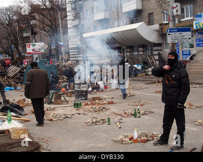 Lugansk, Ukraine. 12 avr, 2014. des militants pro-russes dans la rue Sovetskaya près du bureau régional de l'Ukrainien de la sécurité publique à Paris Crédit : Igor Golovnov/Alamy Live News Banque D'Images