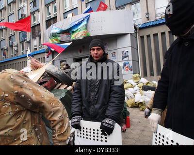 Lugansk, Ukraine. 12 avr, 2014. des militants pro-russes dans la rue Sovetskaya près du bureau régional de l'Ukrainien de la sécurité publique à Paris Crédit : Igor Golovnov/Alamy Live News Banque D'Images