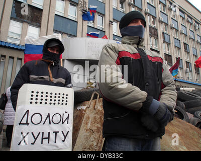 Lugansk, Ukraine. 12 avr, 2014. des militants pro-russes dans la rue Sovetskaya près du bureau régional de l'Ukrainien de la sécurité publique à Paris Crédit : Igor Golovnov/Alamy Live News Banque D'Images