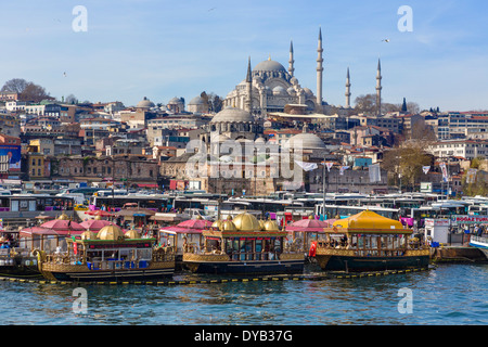 Bateaux de décoration vente de poissons sandwichs (Balik Ekmek Eminonu Tarihi) avec la Mosquée Suleymaniye derrière, Eminonu, Istanbul, Turquie Banque D'Images