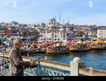 Angler sur le pont de Galata avec le front d'Eminonu derrière, Istanbul, Turquie Banque D'Images