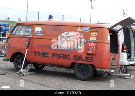 À l'aide du cric VW Camper Van 'Le Feu' Banque D'Images