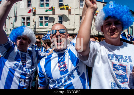 Brighton & Hove Albion fans à la Division 1 play-off finale au Millennium Stadium, Cardiff, Pays de Galles en 2004 Banque D'Images