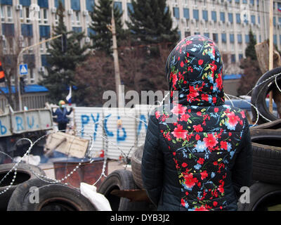 Lugansk, Ukraine. Apr 12, 2014. Une jeune fille se tient près d'une barricade à l'Ukrainian bureau régional du Service de sécurité à Luhansk Crédit : Igor Golovnov/Alamy Live News Banque D'Images