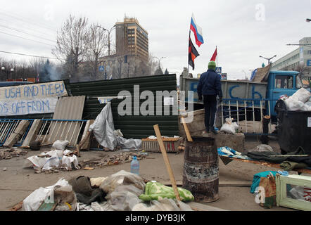 Lugansk, Ukraine. Apr 12, 2014. Un homme se tient sur une barricade à l'Ukrainian bureau régional du Service de sécurité à Luhansk Crédit : Igor Golovnov/Alamy Live News Banque D'Images