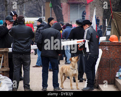 Lugansk, Ukraine. 12 avr, 2014. des militants pro-russes, Playing with dog près du bureau régional de l'Ukrainien de la sécurité publique à Paris Crédit : Igor Golovnov/Alamy Live News Banque D'Images