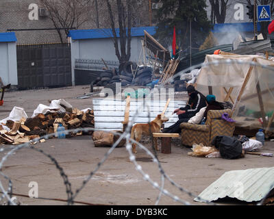 Lugansk, Ukraine. 12 avr, 2014. des militants pro-russes, Playing with dog près du bureau régional de l'Ukrainien de la sécurité publique à Paris Crédit : Igor Golovnov/Alamy Live News Banque D'Images