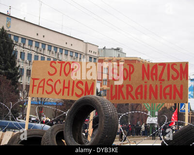 Lugansk, Ukraine. 12 avr, 2014. barricade avec une bannière dans l'avant de l'Ukrainian bureau régional du Service de sécurité à Paris Crédit : Igor Golovnov/Alamy Live News Banque D'Images