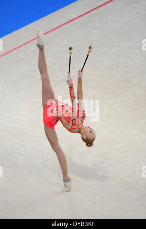 Pesaro, Italie. Apr 12, 2014. La Coupe du Monde de Gymnastique Rythmique FIG série. Mulmina Anastasia de l'Ukraine dans l'action. Credit : Action Plus Sport/Alamy Live News Banque D'Images