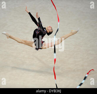 Pesaro, Italie. Apr 12, 2014. La Coupe du Monde de Gymnastique Rythmique FIG série. Gulsum Shafizada d'Azerbaïdjan en action. Credit : Action Plus Sport/Alamy Live News Banque D'Images