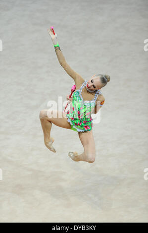 Pesaro, Italie. Apr 12, 2014. La Coupe du Monde de Gymnastique Rythmique FIG série. Yana Kudryavtseva de Russie en action. Credit : Action Plus Sport/Alamy Live News Banque D'Images