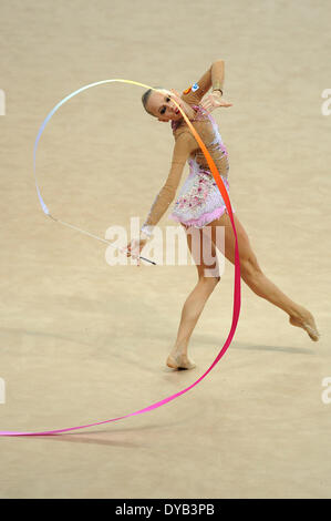 Pesaro, Italie. Apr 12, 2014. La Coupe du Monde de Gymnastique Rythmique FIG série. Yana Kudryavtseva de Russie en action. Credit : Action Plus Sport/Alamy Live News Banque D'Images