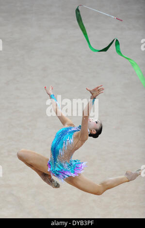 Pesaro, Italie. Apr 12, 2014. La Coupe du Monde de Gymnastique Rythmique FIG série. Kaho Minigawa du Japon en action. Credit : Action Plus Sport/Alamy Live News Banque D'Images