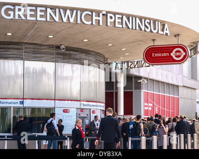 Les passagers faisant la queue pour acheter des billets pour les téléphériques Air-Line unis à la péninsule de Greenwich station dans le sud-est de Londres. Banque D'Images