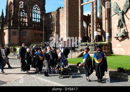 L'Université de Coventry le jour de graduation à la cathédrale de Coventry, England, UK Banque D'Images