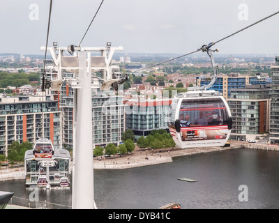 La vue depuis une gondole, sur la Tamise vers le Royal Docks, sur l'Emirates Air Line système téléphérique Banque D'Images