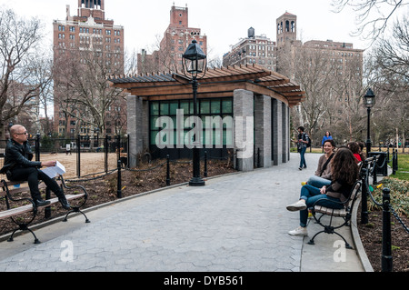 New York, NY - 10 avril 2014 - Nouveau bloc sanitaire et de Police de Washington Square Park ©Stacy Walsh Rosenstock/Alamy Banque D'Images