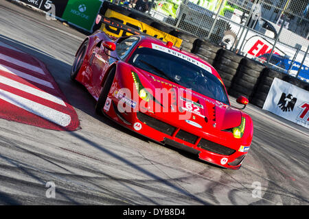 Long Beach, CA, USA. Apr 11, 2014. Long Beach, CA - Apr 11, 2014 : Risi Competizione Ferrari races à travers les tours à l'hôtel Tudor United SportsCar Championship of Long BeachatGrand BeachinLong Prix de Long Beach, CA. Credit : csm/Alamy Live News Banque D'Images