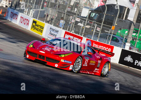 Long Beach, CA, USA. Apr 11, 2014. Long Beach, CA - Apr 11, 2014 : Risi Competizione Ferrari races à travers les tours à l'hôtel Tudor United SportsCar Championship of Long BeachatGrand BeachinLong Prix de Long Beach, CA. Credit : csm/Alamy Live News Banque D'Images