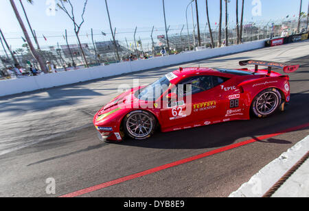 Long Beach, CA, USA. Apr 11, 2014. Long Beach, CA - Apr 11, 2014 : Risi Competizione Ferrari races à travers les tours à l'hôtel Tudor United SportsCar Championship of Long BeachatGrand BeachinLong Prix de Long Beach, CA. Credit : csm/Alamy Live News Banque D'Images