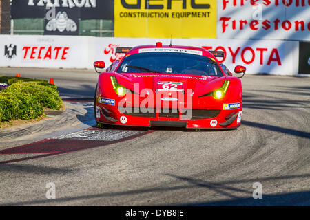 Long Beach, CA, USA. Apr 11, 2014. Long Beach, CA - Apr 11, 2014 : Risi Competizione Ferrari races à travers les tours à l'hôtel Tudor United SportsCar Championship of Long BeachatGrand BeachinLong Prix de Long Beach, CA. Credit : csm/Alamy Live News Banque D'Images