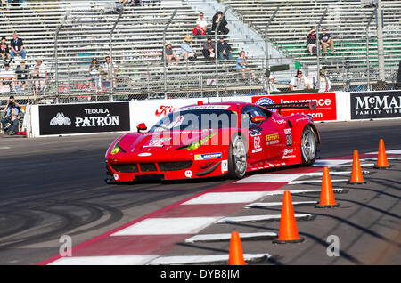 Long Beach, CA, USA. Apr 11, 2014. Long Beach, CA - Apr 11, 2014 : Risi Competizione Ferrari races à travers les tours à l'hôtel Tudor United SportsCar Championship of Long BeachatGrand BeachinLong Prix de Long Beach, CA. Credit : csm/Alamy Live News Banque D'Images