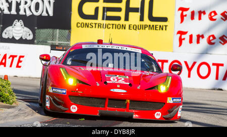 Long Beach, CA, USA. Apr 11, 2014. Long Beach, CA - Apr 11, 2014 : Risi Competizione Ferrari races à travers les tours à l'hôtel Tudor United SportsCar Championship of Long BeachatGrand BeachinLong Prix de Long Beach, CA. Credit : csm/Alamy Live News Banque D'Images