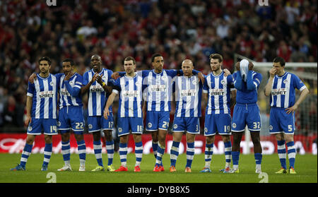 Londres, Grande-Bretagne. Apr 12, 2014. Les joueurs de Wigan Athletic réagir dans la séance de tirs au cours de demi-finale de la FA Cup entre Arsenal et Wigan Athletic au stade de Wembley à Londres, Grande-Bretagne, le 12 avril 2014. Avancé à l'arsenal avec finale gagner 4-2 aux tirs au but après un match nul 1-1. © Wang Lili/Xinhua/Alamy Live News Banque D'Images