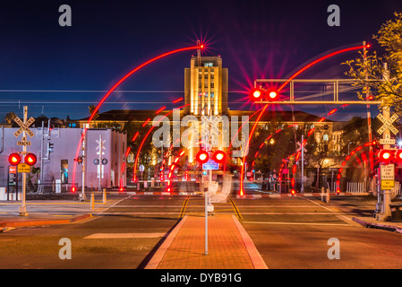 Feux de croisement train brouillée. San Diego County Administration Center building en arrière-plan. San Diego, Californie. Banque D'Images