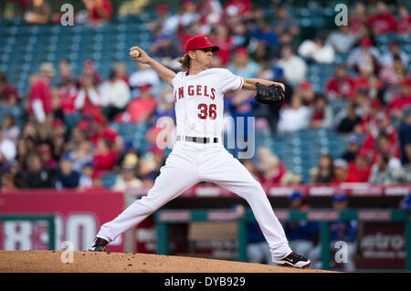 Anaheim, CA, USA. Apr 12, 2014. 12 avril 2014 - Anaheim, CA, United States of America - Los Angeles Angels le lanceur partant Jéred Weaver (36) emplacements au cours de la MLB match entre les Mets de New York et Los Angeles Angels à l'Angels Stadium à Anaheim, CA. Credit : csm/Alamy Live News Banque D'Images