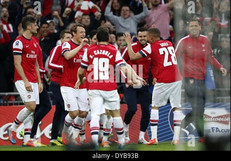 Londres, Grande-Bretagne. Apr 12, 2014. Les joueurs d'Arsenal célèbrent la victoire après le match de demi-finale de la FA Cup entre Arsenal et Wigan Athletic au stade de Wembley à Londres, Grande-Bretagne, le 12 avril 2014. Avancé à l'arsenal avec finale gagner 4-2 aux tirs au but après un match nul 1-1. © Wang Lili/Xinhua/Alamy Live News Banque D'Images