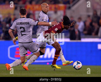 Rome, Italie. Apr 12, 2014. Comme les Roms Gervinho (R) rivalise avec Atalanta Guglielmo Stendardo (L) lors de leur Serie A italienne match de football au stade olympique de Rome, Italie, le 12 avril 2014. Que les roms a gagné 3-1. Credit : Alberto Lingria/Xinhua/Alamy Live News Banque D'Images