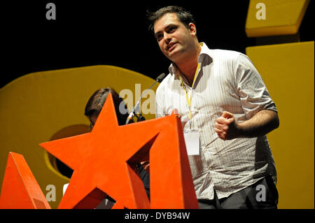 Barcelone, Catalogne, Espagne 12 Avril, 2014. Jonathon Shafi (indépendance de l'Écosse campagne radicale) fait un discours lors d'une réunion pro-indépendance à Barcelone. Les candidatures de l'Unité Populaire (CUP), un pays Catalans de gauche pro-parti de l'indépendance, célébré une réunion pour dire oui à l'indépendance catalane via un référendum. Banque D'Images