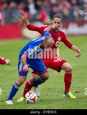 Toronto, Canada. Apr 12, 2014. Issey Nakajima-Farran (R) de Toronto FC rivalise avec Nick LaBrocca de Colorado Rapids pendant leur 2014 Major League Soccer (MLS) match à Toronto, Canada, le 12 avril 2014. Le Toronto FC a perdu 0-1. Credit : Zou Zheng/Xinhua/Alamy Live News Banque D'Images