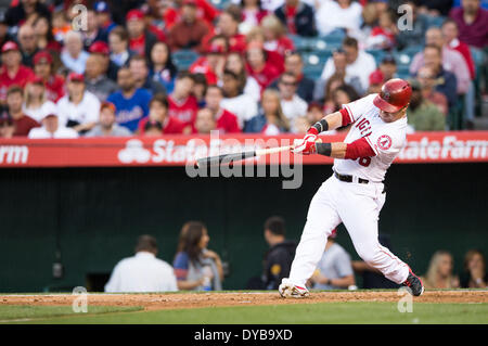 Anaheim, CA, USA. Apr 12, 2014. 12 avril 2014 - Anaheim, CA, United States of America - Los Angeles Angels droit fielder Kole Calhoun (56) les chauves-souris au cours de la MLB match entre les Mets de New York et Los Angeles Angels à l'Angels Stadium à Anaheim, CA. Credit : csm/Alamy Live News Banque D'Images