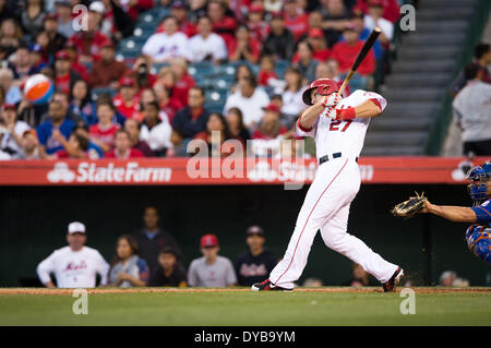 Anaheim, CA, USA. Apr 12, 2014. 12 avril 2014 - Anaheim, CA, United States of America - Los Angeles Angels champ centre Mike Fontaine (27) les chauves-souris au cours de la MLB match entre les Mets de New York et Los Angeles Angels à l'Angels Stadium à Anaheim, CA. Credit : csm/Alamy Live News Banque D'Images