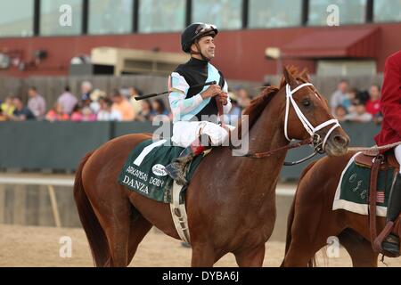 Hot Springs, AR, États-Unis d'Amérique. Apr 12, 2014. 12 avril 2014 : # 1 Danza avec jockey Joe Bravo célébrer après avoir remporté le Kentucky Derby à Oaklawn Park à Hot Springs, AR. Justin Manning/ESW/CSM/Alamy Live News Banque D'Images