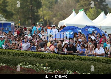 Hot Springs, AR, États-Unis d'Amérique. Apr 12, 2014. 12 avril 2014 : Fans foule l'entrepiste avant l'exécution de l'Arkansas Derby à Oaklawn Park à Hot Springs, AR. Justin Manning/ESW/CSM/Alamy Live News Banque D'Images