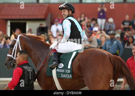 Hot Springs, AR, États-Unis d'Amérique. Apr 12, 2014. 12 avril 2014 : # 1 Danza avec jockey Joe Bravo après avoir remporté le Kentucky Derby à Oaklawn Park à Hot Springs, AR. Justin Manning/ESW/CSM/Alamy Live News Banque D'Images