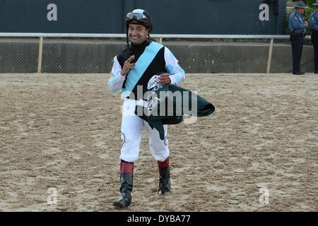 Hot Springs, AR, États-Unis d'Amérique. Apr 12, 2014. 12 avril 2014 : Jockey Joe Bravo après avoir remporté le Kentucky Derby à Oaklawn Park à Hot Springs, AR. Justin Manning/ESW/CSM/Alamy Live News Banque D'Images