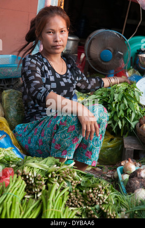 Femme vendant des légumes sur le marché à Kratie, au Cambodge Banque D'Images