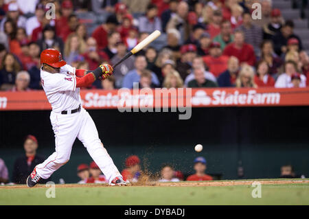 Anaheim, CA, USA. Apr 12, 2014. 12 avril 2014 - Anaheim, CA, United States of America - Los Angeles Angels shortstop Erick Aybar (2) chauves-souris au cours de la MLB match entre les Mets de New York et Los Angeles Angels à l'Angels Stadium à Anaheim, CA. Credit : csm/Alamy Live News Banque D'Images