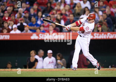 Anaheim, CA, USA. Apr 12, 2014. 12 avril 2014 - Anaheim, CA, United States of America - Los Angeles Angels shortstop Erick Aybar (2) chauves-souris au cours de la MLB match entre les Mets de New York et Los Angeles Angels à l'Angels Stadium à Anaheim, CA. Credit : csm/Alamy Live News Banque D'Images