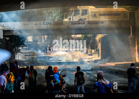 Caracas, Venezuela. Apr 12, 2014. Les membres de la Police nationale et de la Garde nationale bolivarienne tenter de disperser les manifestants pendant une manifestation étudiante à Las Mercedes, Caracas, Venezuela, le 12 avril 2014. Crédit : Carlos Becerra/Xinhua/Alamy Live News Banque D'Images